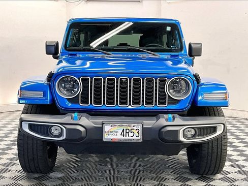 Used 2024 Jeep Wrangler Unlimited Sahara w/ Technology Group AWD/4WD image 2