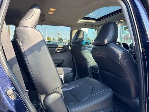 Used 2023 Toyota Highlander XLE FWD image 5