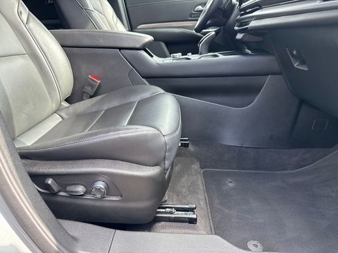 Used 2025 Cadillac XT4 Premium Luxury image 13