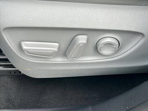 Used 2020 Toyota Highlander XLE AWD/4WD image 22