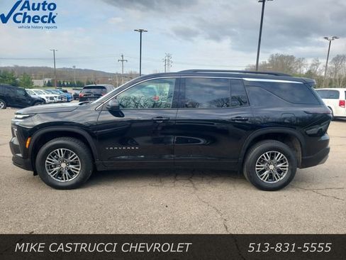 Used 2025 Chevrolet Traverse LT image 2