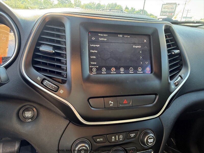 Used 2019 Jeep Cherokee Latitude Plus AWD/4WD image 25