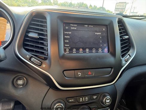 Used 2019 Jeep Cherokee Latitude Plus AWD/4WD image 25
