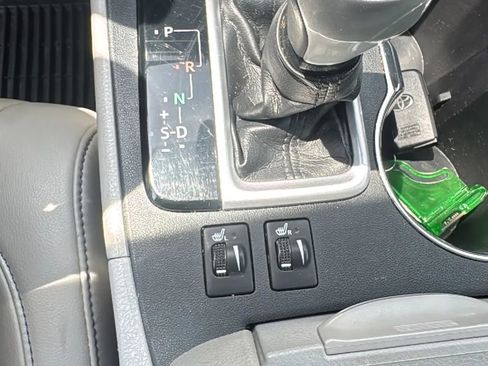 Used 2019 Toyota Highlander XLE AWD/4WD image 29