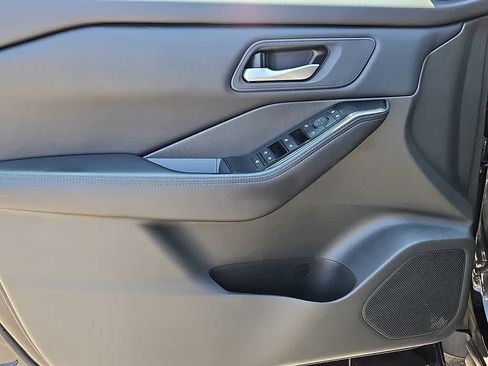 Used 2025 Nissan Rogue SV AWD/4WD image 11