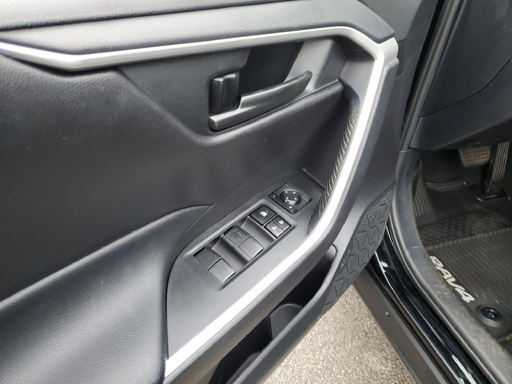 Used 2020 Toyota RAV4 LE FWD image 18