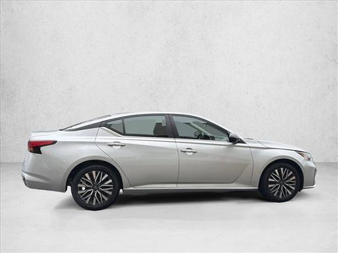 Used 2024 Nissan Altima 2.5 SV image 4