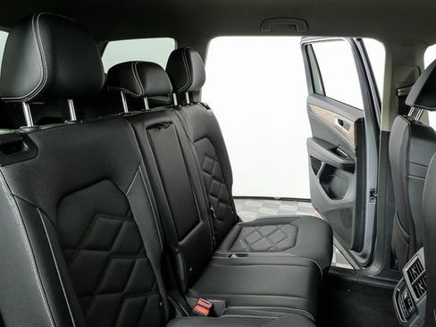 Certified 2025 Volkswagen Atlas SE image 23