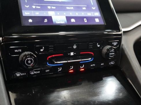 Used 2023 Jeep Grand Cherokee L Laredo image 29