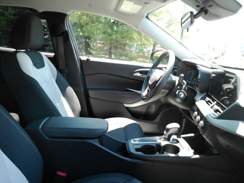 Certified 2024 Chevrolet Trax LS w/ LS Convenience Package FWD image 8