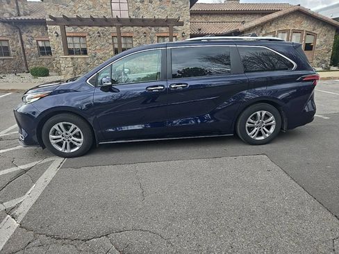 Used 2022 Toyota Sienna Platinum AWD/4WD image 2