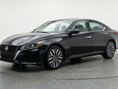 Used 2025 Nissan Altima 2.5 SV FWD image 3