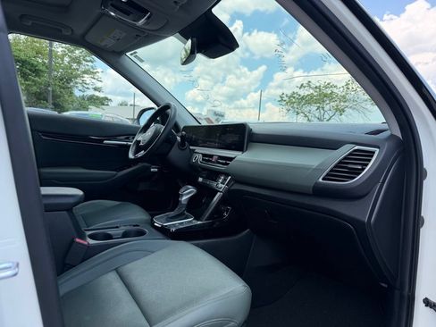 Certified 2024 Kia Seltos SX w/ SX Sunroof Package AWD/4WD image 30