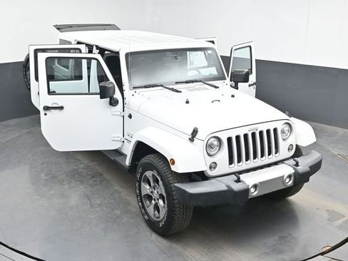 Used 2017 Jeep Wrangler Unlimited Sahara w/ Connectivity Group AWD/4WD image 46