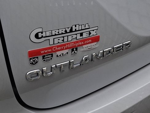 Used 2022 Mitsubishi Outlander ES AWD/4WD image 4