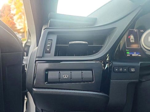 Used 2022 Lexus ES 300h w/ Premium Package image 18