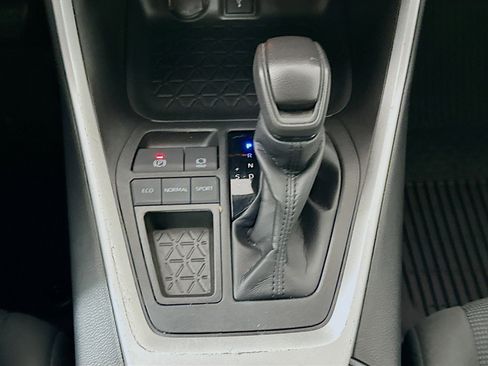 Used 2022 Toyota RAV4 LE image 23