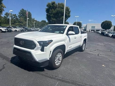 Used 2025 Toyota Tacoma SR5 AWD/4WD image 9