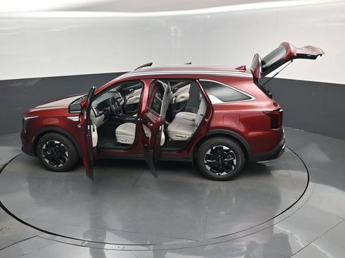 Certified 2025 Kia Sorento S FWD image 17