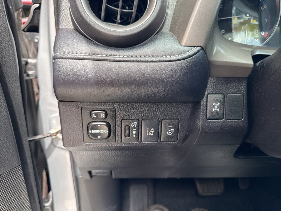 Used 2018 Toyota RAV4 XLE AWD/4WD image 27