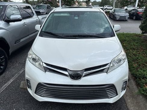 Used 2020 Toyota Sienna XLE FWD image 2