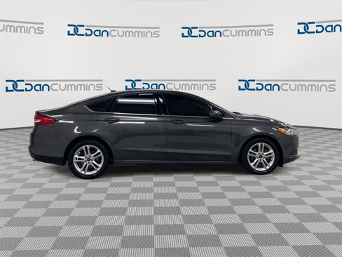 Used 2018 Ford Fusion SE w/ Fusion SE Technology Package image 9