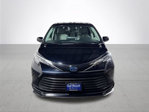 Used 2021 Toyota Sienna LE FWD image 3