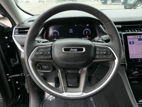 Used 2023 Jeep Grand Cherokee Limited w/ Luxury Tech Group II RWD image 17