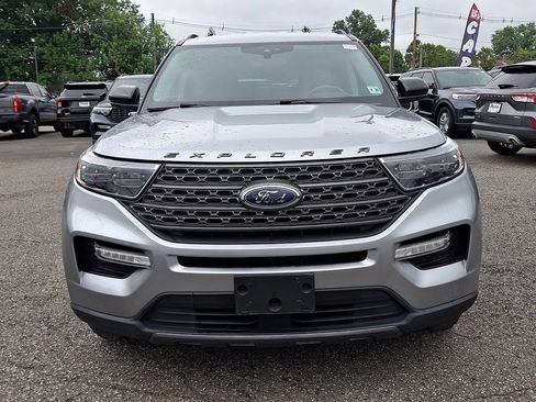 Used 2022 Ford Explorer XLT w/ Equipment Group 202A AWD/4WD image 2