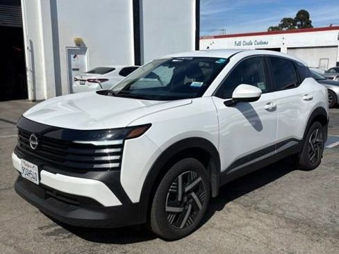 Used 2025 Nissan Kicks SV image 1