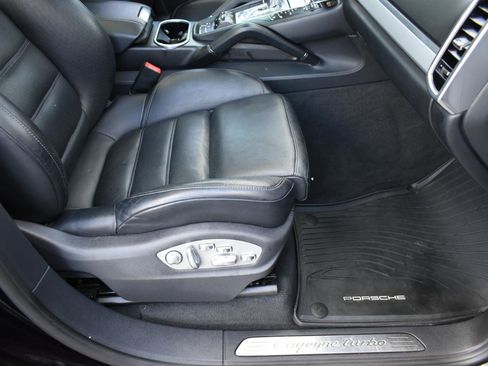 Used 2015 Porsche Cayenne Turbo image 31