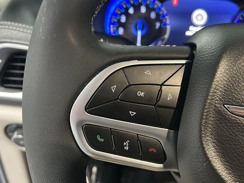 Used 2024 Chrysler Pacifica Touring-L image 18