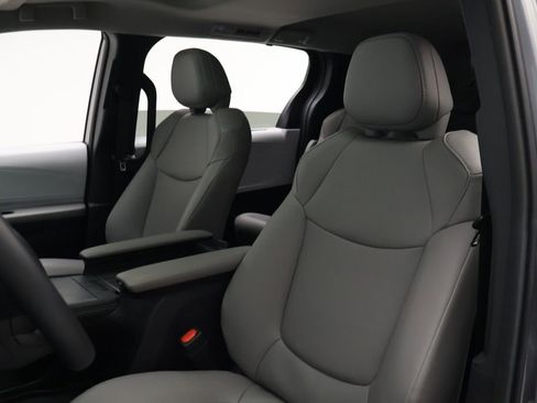 Used 2026 Toyota Sienna XLE FWD image 13