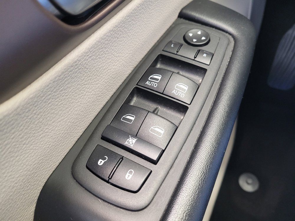 Used 2022 Chrysler Voyager LX FWD image 27