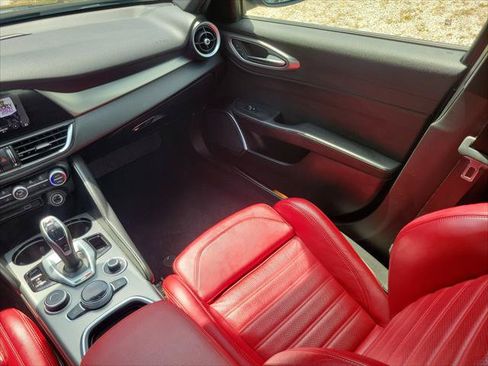 Used 2023 Alfa Romeo Giulia Veloce RWD image 12