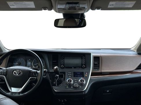 Used 2018 Toyota Sienna Limited Premium w/ Carpet Mat Package image 27