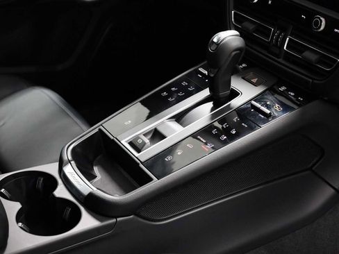 Certified 2026 Porsche Macan AWD/4WD image 21