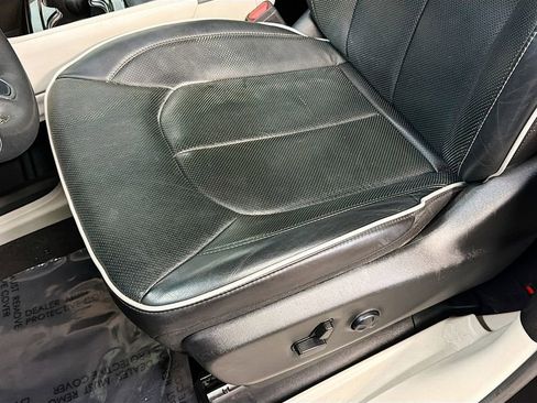 Used 2023 Chrysler Pacifica Limited FWD image 22
