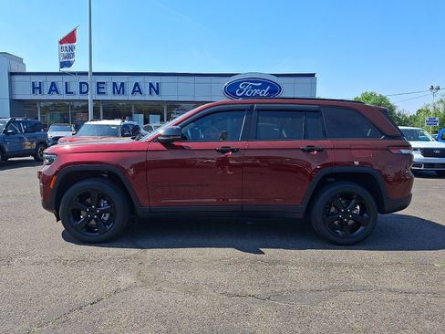 Used 2024 Jeep Grand Cherokee Altitude AWD/4WD image 4