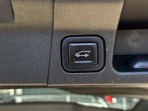 Certified 2022 GMC Acadia SLE w/ Driver Convenience Package image 23