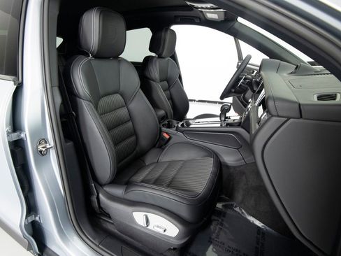 New 2026 Porsche Macan Turbo AWD/4WD image 34