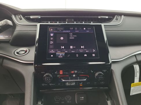 New 2025 Jeep Grand Cherokee Altitude image 24