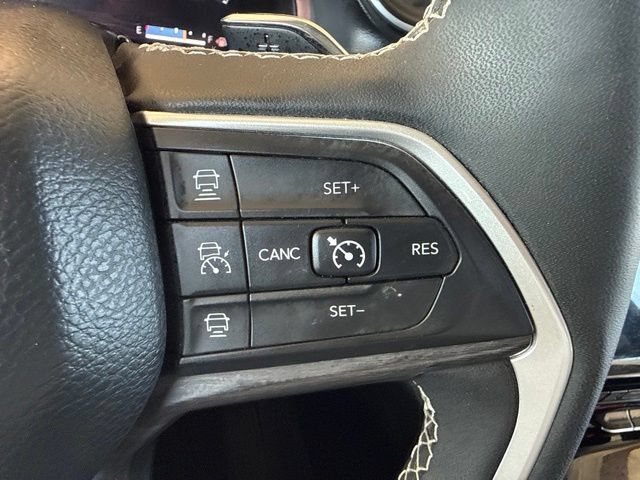 Used 2024 Jeep Grand Cherokee Limited w/ Black Appearance Package AWD/4WD image 18