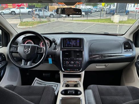 Used 2014 Dodge Grand Caravan SXT FWD image 17