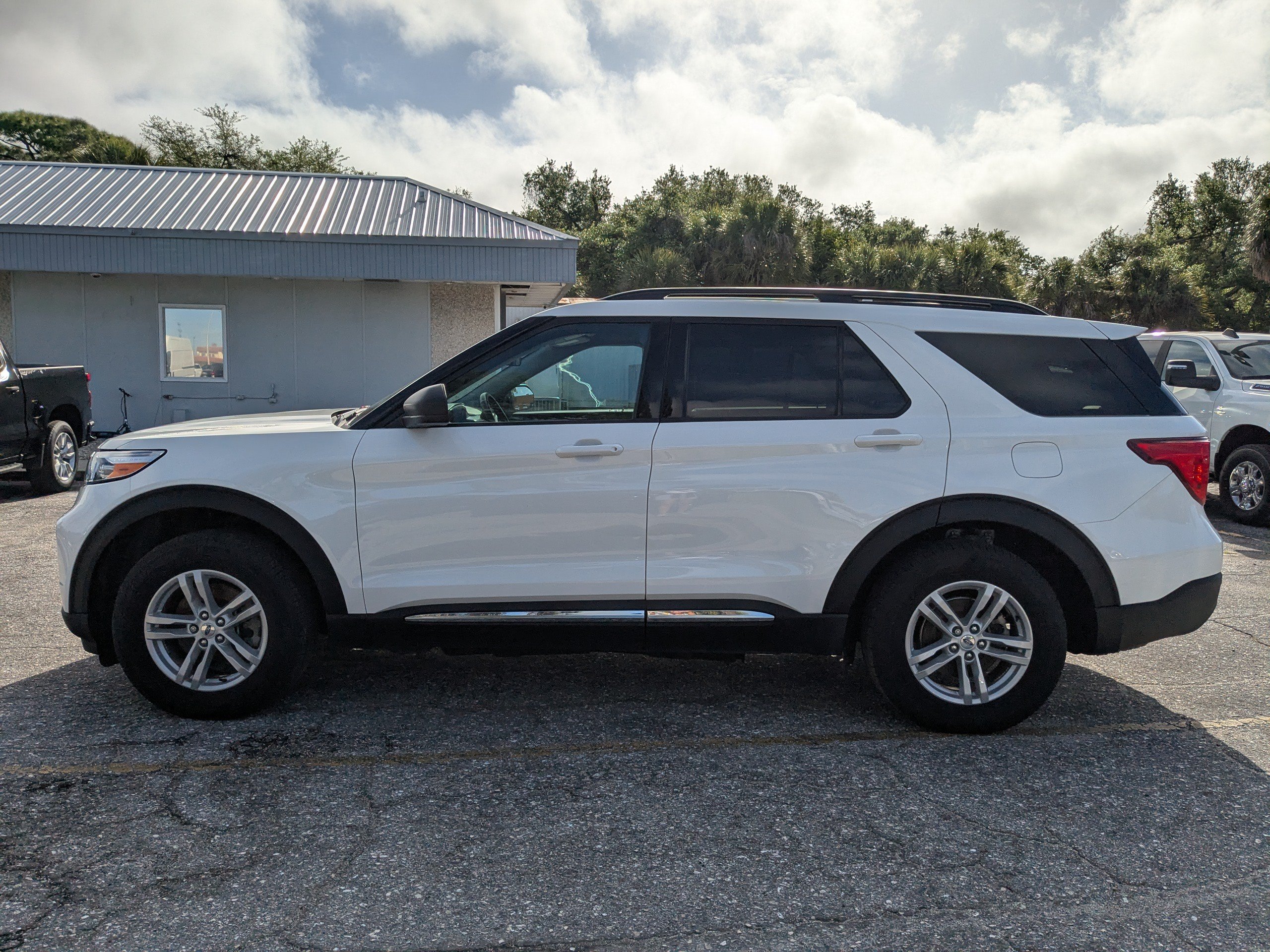 Used 2024 Ford Explorer XLT w/ Equipment Group 202A AWD/4WD image 7