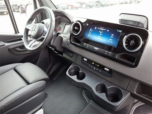 Used 2025 Mercedes-Benz Sprinter 2500 image 10