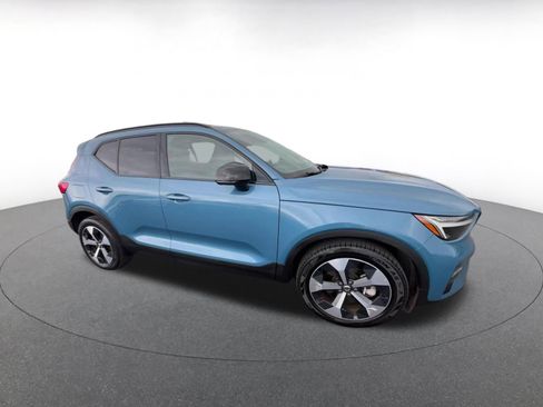 Used 2024 Volvo XC40 B5 Core AWD/4WD image 2