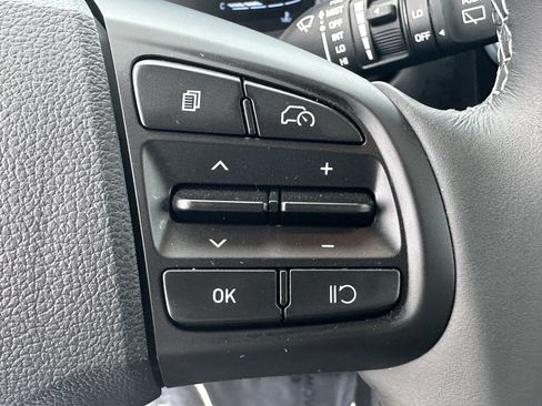 Used 2025 Hyundai Venue SEL FWD image 25