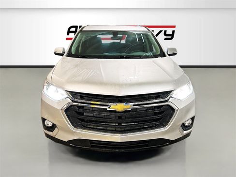 Used 2021 Chevrolet Traverse LT image 2