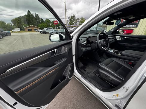 Used 2025 Buick Enclave Avenir w/ Trailering Package, 5000 lbs. AWD/4WD image 10